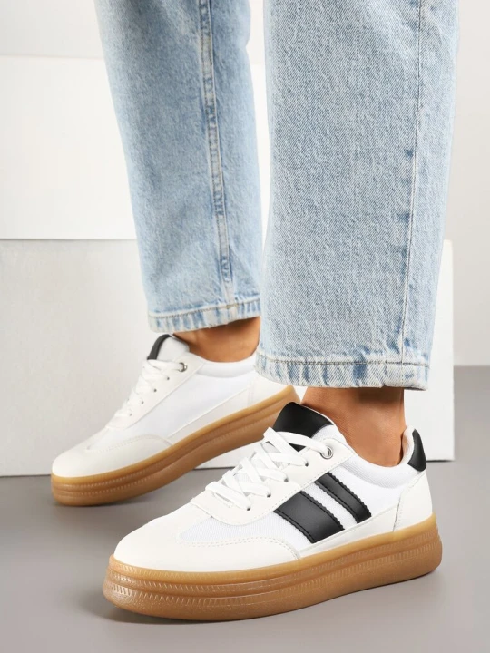 Zdjęcie produktu Białe Sneakersy w Stylu Klasycznych Tenisówek Zdobione Paskami Tenalinea Fashion Belle