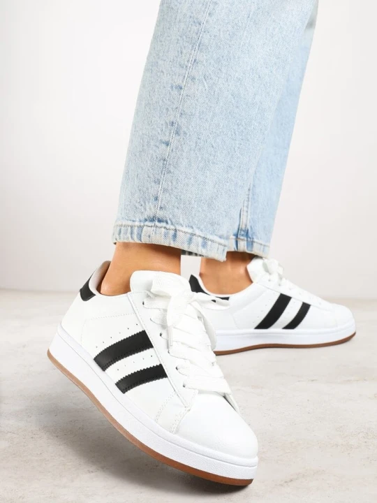 Zdjęcie produktu Białe Sneakersy w Stylu Kultowych Tenisówek z Ozdobnymi Paskami Marazea Renda