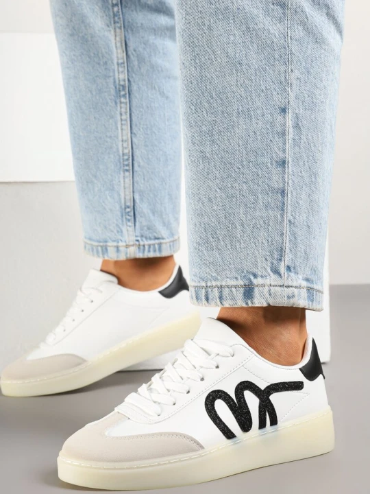 Zdjęcie produktu Białe Sneakersy w Stylu Kultowych Tenisówek Zdobione Aplikacją Zillifia Yolera