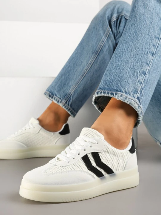 Zdjęcie produktu Białe Sneakersy w Stylu Tenisówek z Geometrycznymi Paskami Falenira Marquiiz