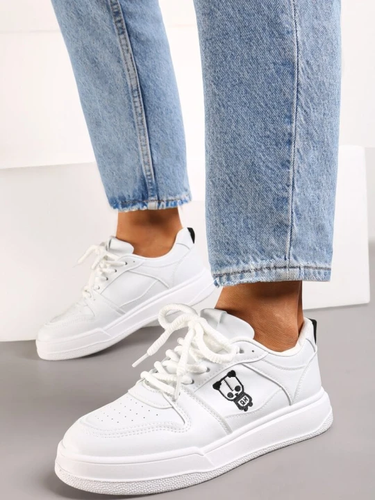 Zdjęcie produktu Białe Sneakersy z Ekoskóry na Grubej Podeszwie z Naszywką i Sznurowaniem Irveta