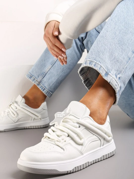 Zdjęcie produktu Białe Sneakersy z Grubymi Sznurowadłami i Naszywką w Kształcie Gwiazdki Alesine Szixth June
