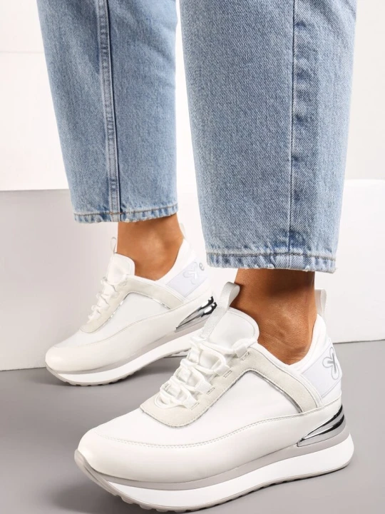 Zdjęcie produktu Białe Sneakersy z Metaliczną Wstawką i Ozdobnym Napisem na Ukrytym Koturnie Alivewna