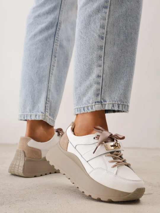Zdjęcie produktu Białe Sneakersy z Naturalnej Skóry Ozdobione Metalowym Zapięciem i Kokardą ze Wstążki Citlala Goodin