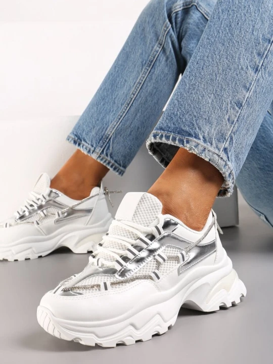 Zdjęcie produktu Białe Sneakersy z Ozdobnym Sznurkiem i Cyrkoniami na Grubej Podeszwie Fionalee