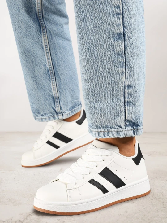 Zdjęcie produktu Białe Sneakersy z Ozdobnymi Naszywkami z Boku Galdexis Mulanka