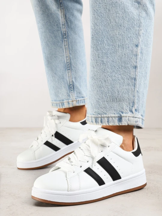 Zdjęcie produktu Białe Sneakersy z Perforacją i Ozdobnymi Paskami Deolene Renda