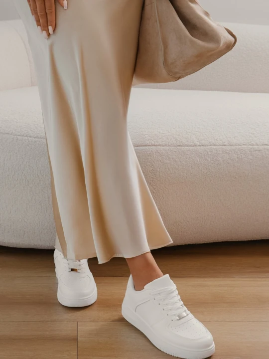 Zdjęcie produktu Białe Sneakersy z Perforacją na Nosku Elletia