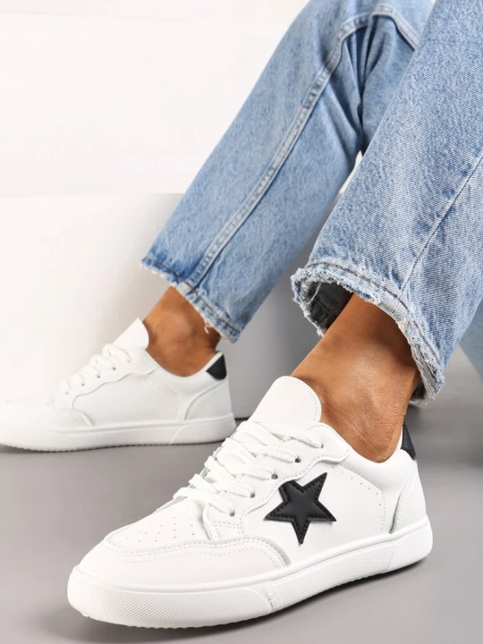 Zdjęcie produktu Białe Sneakersy z Perforacją na Nosku Ozdobione Gwiazdką Hipatia