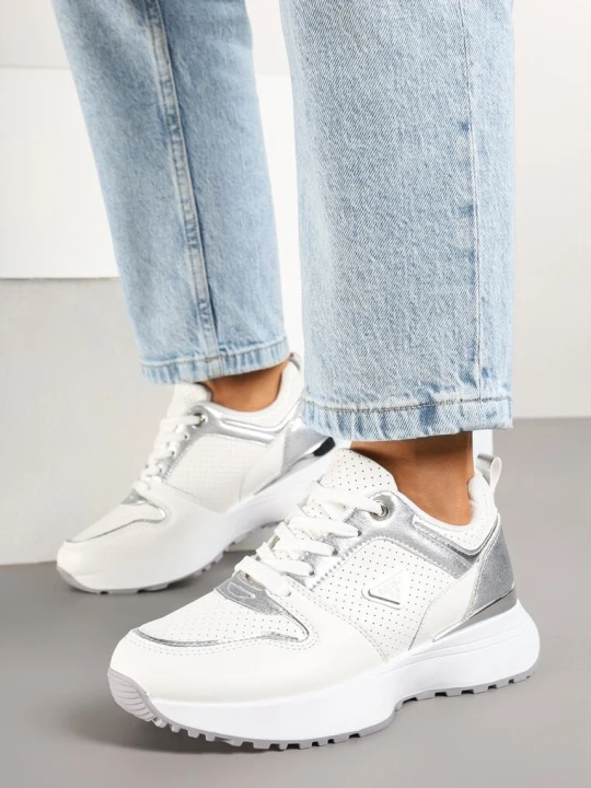 Zdjęcie produktu Białe Sneakersy z Trójkątną Aplikacją i Perforacją Sennevia Weide