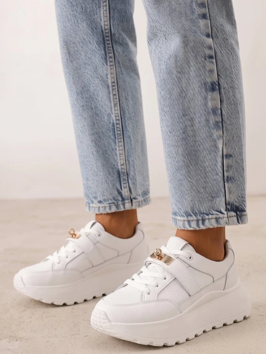 Zdjęcie produktu Białe Sneakersy ze Skóry Naturalnej na Platformie Zdobione Metalowym Zapięciem Jeannine Goodin