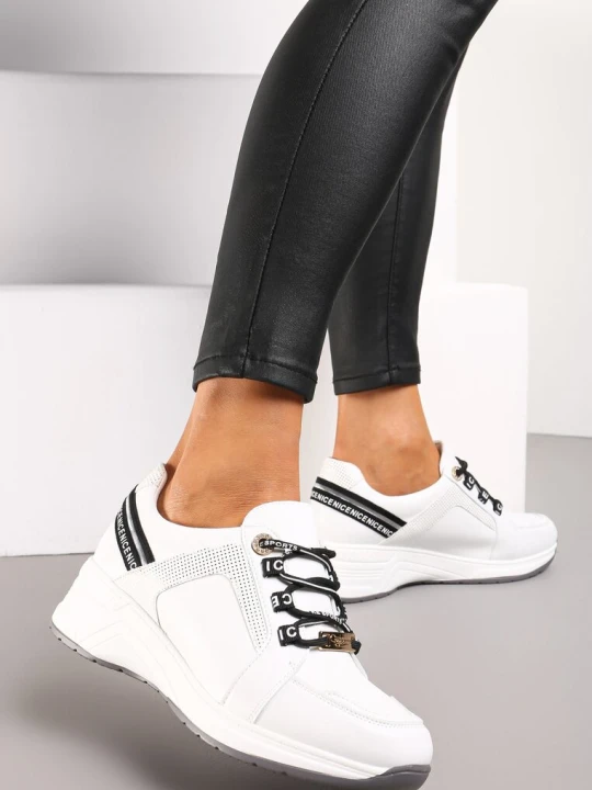 Zdjęcie produktu Białe Sneakersy ze Skórzaną Wkładką Ozdobione Napisami na Koturnie Dorvalia