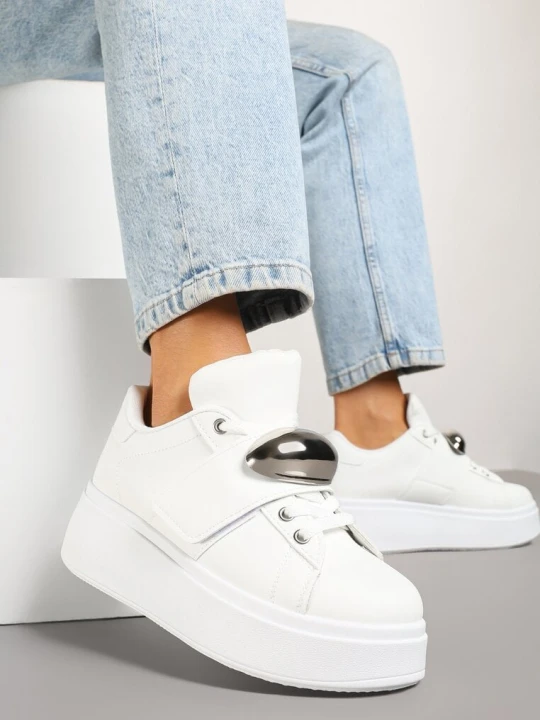 Zdjęcie produktu Białe Sneakersyn na Platformie z Metaliczną Aplikacją Welveria Mellisa