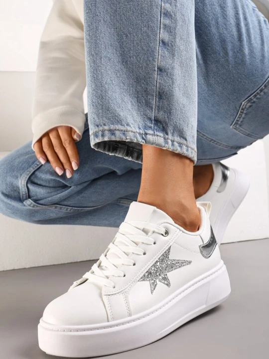 Zdjęcie produktu Białe Sznurowane Sneakersy na Niskiej Platformie z Brokatowymi Wstawkami Cominia