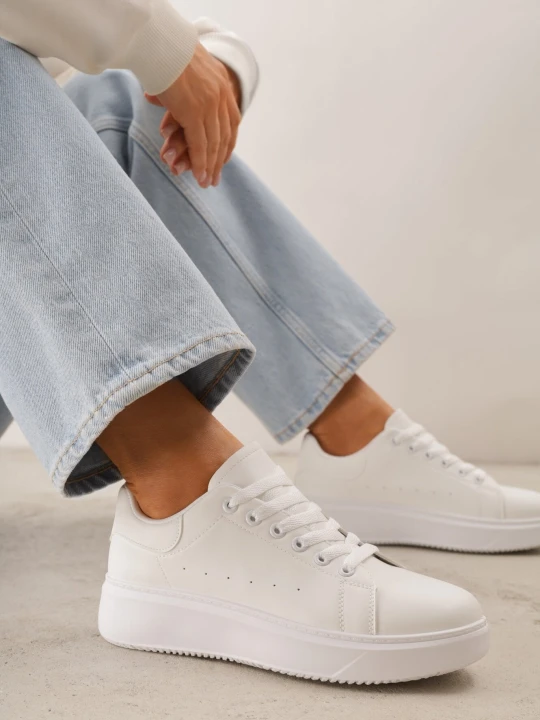 Zdjęcie produktu Białe Sznurowane Sneakersy o Klasycznym Fasonie na Grubej Podeszwie Cataria