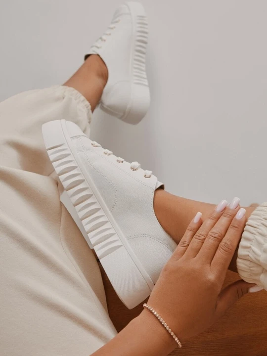 Zdjęcie produktu Białe Sznurowane Sneakersy Vices na Płaskiej Podeszwie Firori