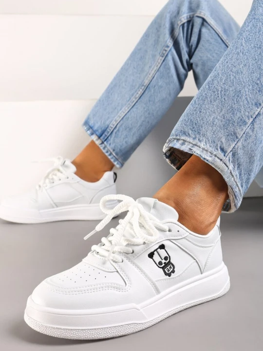 Zdjęcie produktu Białe Sznurowane Sneakersy z Ekoskóry z Ozdobną Naszywką i Perforacją Vetria