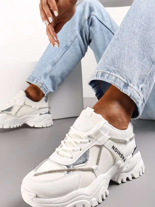 Zdjęcie produktu Białe Sznurowane Sneakersy z Ozdobnym Paskiem i Metalicznymi Wstawkami Asterella