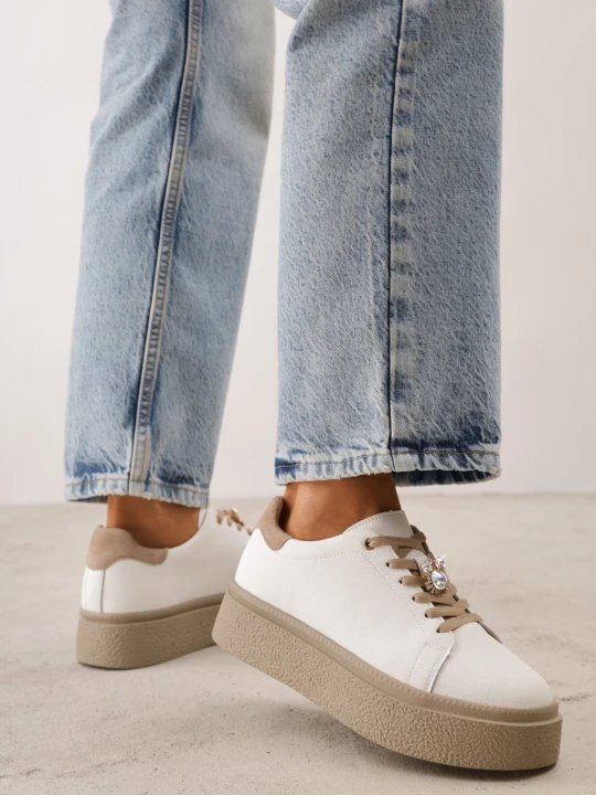 Zdjęcie produktu Biało-Beżowe Skórzane Sneakersy Basic na Grubej Podeszwie z Biżuteryjną Aplikacją Rille Goodin