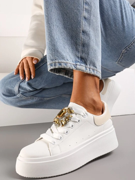 Zdjęcie produktu Biało-Beżowe Sneakersy na Grubej Podeszwie z Ozdobną Aplikacją Kamienia Danthia