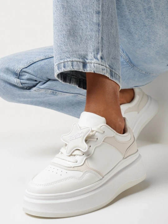 Zdjęcie produktu Biało-Beżowe Sneakersy na Platformie z Odpinaną Gwiazdką na Sznurówkach Olrua