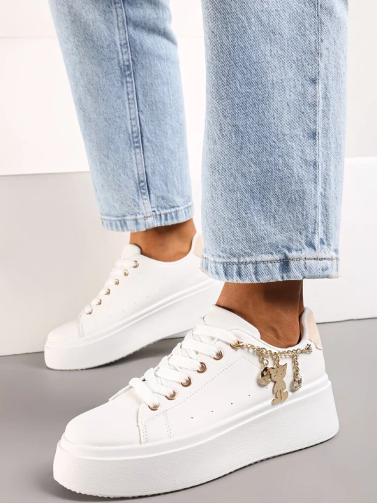 Zdjęcie produktu Biało-Beżowe Sznurowane Sneakersy z Ekoskóry na Platformie z Łańcuszkiem i Zawieszkami Salvania
