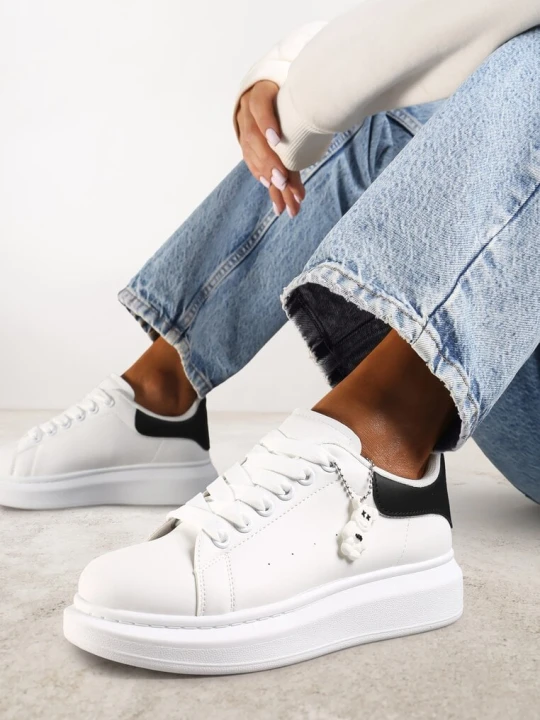 Zdjęcie produktu Biało-Czarne Casualowe Sneakersy z Zawieszką Misiem Ulevidia