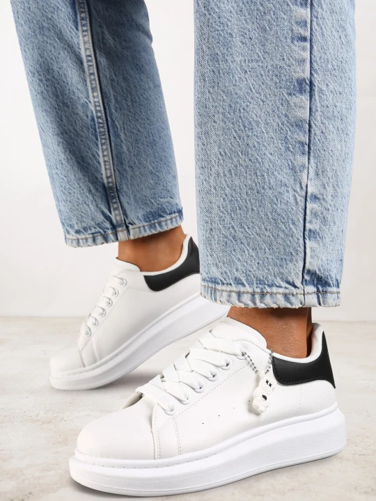 Zdjęcie produktu Biało-Czarne Klasyczne Sneakersy z Ozdobną Zawieszką Tenevia