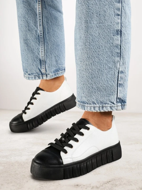 Zdjęcie produktu Biało-Czarne Płaskie Sneakersy Vices ze Sznurowaniem Lorori
