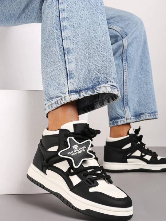 Zdjęcie produktu Biało-Czarne Płaskie Sneakersy za Kostkę Ozdobione Gwiazdą Saveline