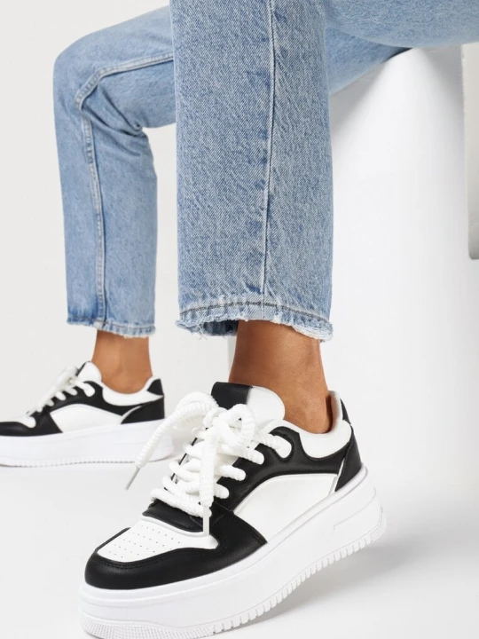 Zdjęcie produktu Biało-Czarne Sneakersy na Grubej Podeszwie z Licznymi Wstawkami na Cholewce Lairemea