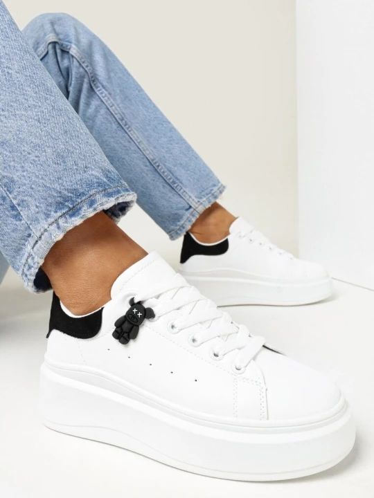 Zdjęcie produktu Biało-Czarne Sneakersy na Grubej Podeszwie z Naszywką Chonris