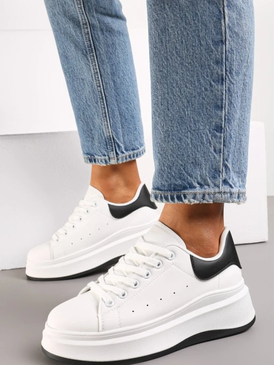 Zdjęcie produktu Biało-Czarne Sneakersy na Grubej Podeszwie z Perforacją i Ozdobą Gumowym Misiem Aireth