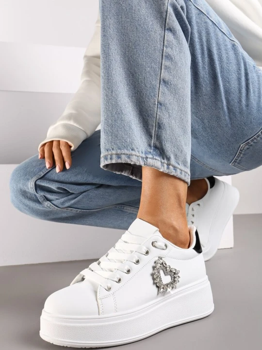 Zdjęcie produktu Biało-Czarne Sneakersy na Platformie z Aplikacją Serca z Cyrkonii Elisana