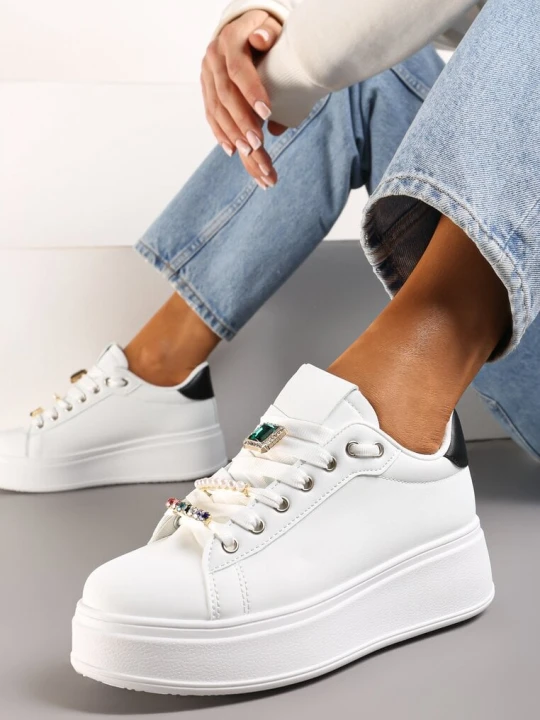 Zdjęcie produktu Biało-Czarne Sneakersy na Platformie z Biżuteryjnymi Zawieszkami na Sznurówkach Faeleen