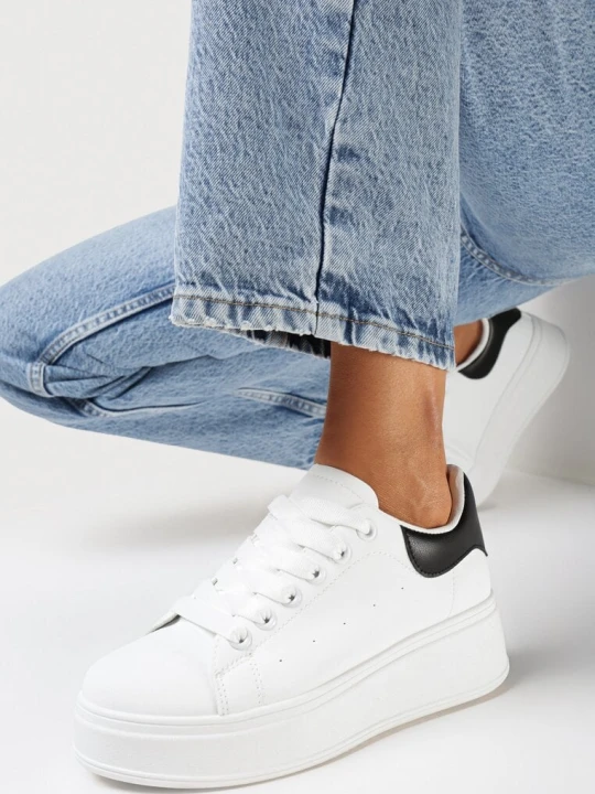 Zdjęcie produktu Biało-Czarne Sneakersy na Platformie z Kontrastową Wstawką z Tyłu Lehastia