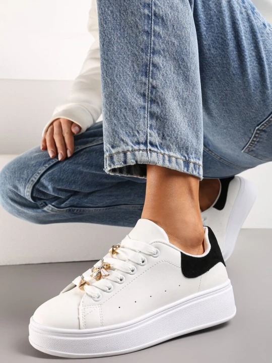 Zdjęcie produktu Biało-Czarne Sneakersy na Platformie z Metaliczną Wstawką Grevaja