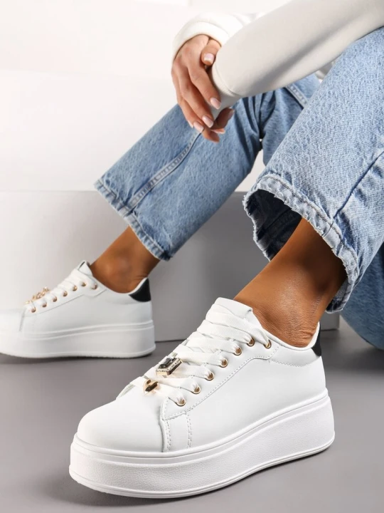 Zdjęcie produktu Biało-Czarne Sneakersy na Platformie z Metalowymi Zawieszkami i Cyrkoniami Nioko