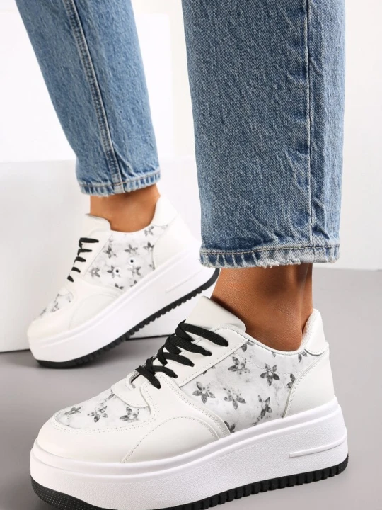 Zdjęcie produktu Biało-Czarne Sneakersy na Platformie z Nadrukiem w Kwiaty Chedora