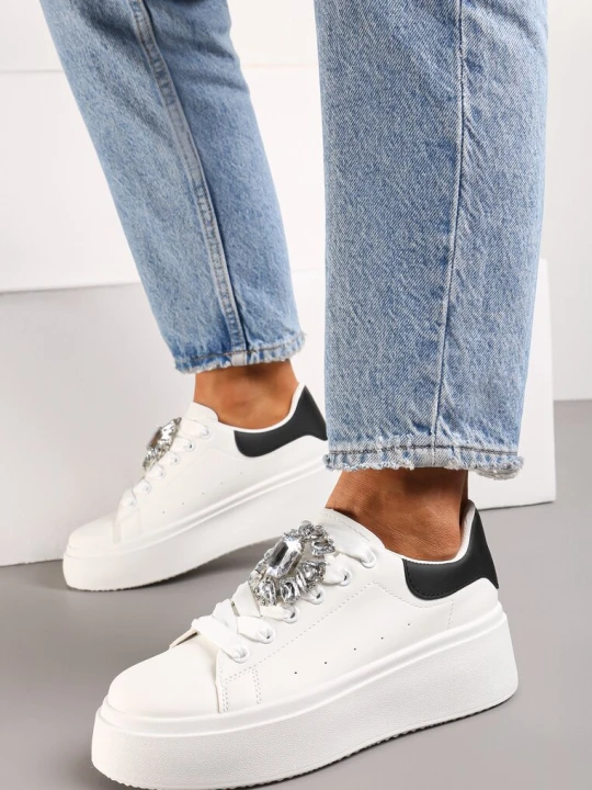 Zdjęcie produktu Biało-Czarne Sneakersy na Platformie z Perforacją i Ozdobnym Kamieniem Dilhela