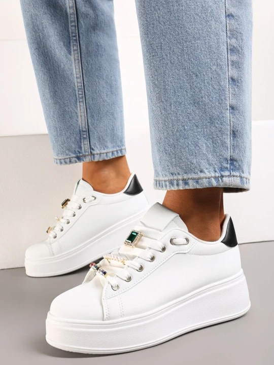 Zdjęcie produktu Biało-Czarne Sneakersy na Platformie z Zawieszkami na Sznurowadłach Druilla