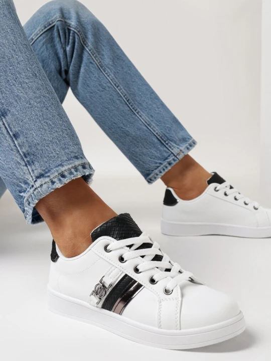 Zdjęcie produktu Biało-Czarne Sneakersy przed Kostkę z Ozdobną Klamrą Vilorea