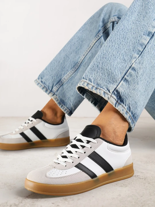 Zdjęcie produktu Biało-Czarne Sneakersy Typu Kultowe Tenisówki z Ozdobnymi Przeszyciami Selfia Gowin