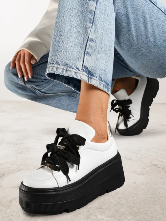 Zdjęcie produktu Biało-Czarne Sneakersy Vices na Płaskiej Podeszwie z Metalicznymi Ozdobami i Sznurowaniem Neladith
