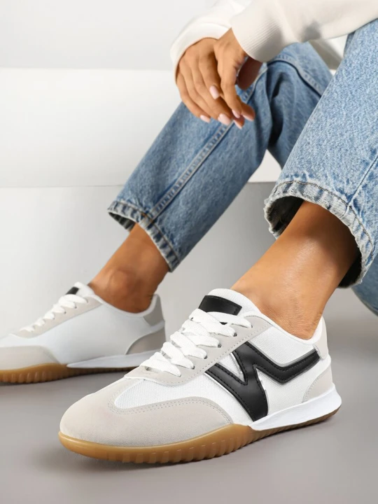 Zdjęcie produktu Biało-Czarne Sneakersy w Stylu Tenisówek Ozdobione Naszywką Tanelis
