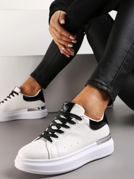 Zdjęcie produktu Biało-Czarne Sneakersy z Brokatowymi Sznurowadłami i Metaliczną Wstawką na Platformie Vuriama