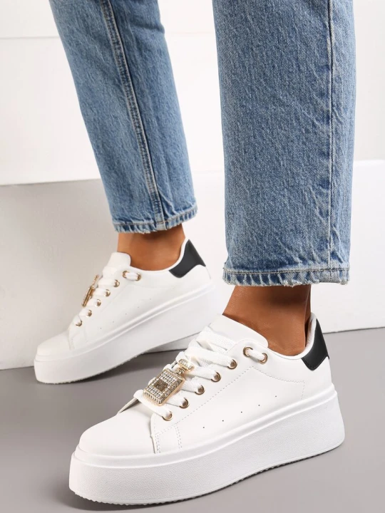 Zdjęcie produktu Biało-Czarne Sneakersy z Metaliczną Ozdobą z Cyrkoniami przy Sznurówkach Awenttes