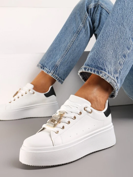Zdjęcie produktu Biało-Czarne Sneakersy z Metaliczną Zawieszką na Sznurówkach Ozdobioną Cyrkoniami Edosa
