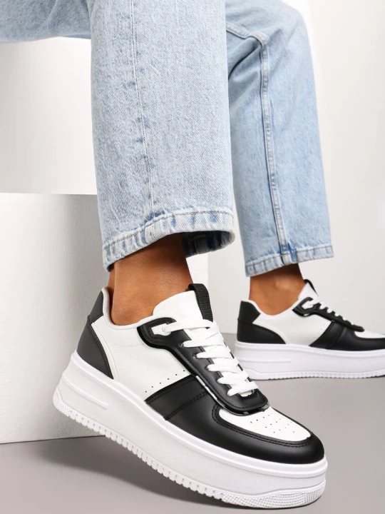 Zdjęcie produktu Biało-Czarne Sneakersy z Perforacją na Grubej Podeszwie Alilah