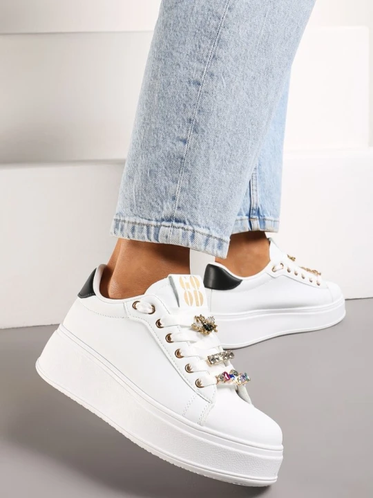 Zdjęcie produktu Biało-Czarne Sneakersy z Platformą i Odpinanymi Biżuteryjnymi Aplikacjami na Sznurówkach Nasuumi